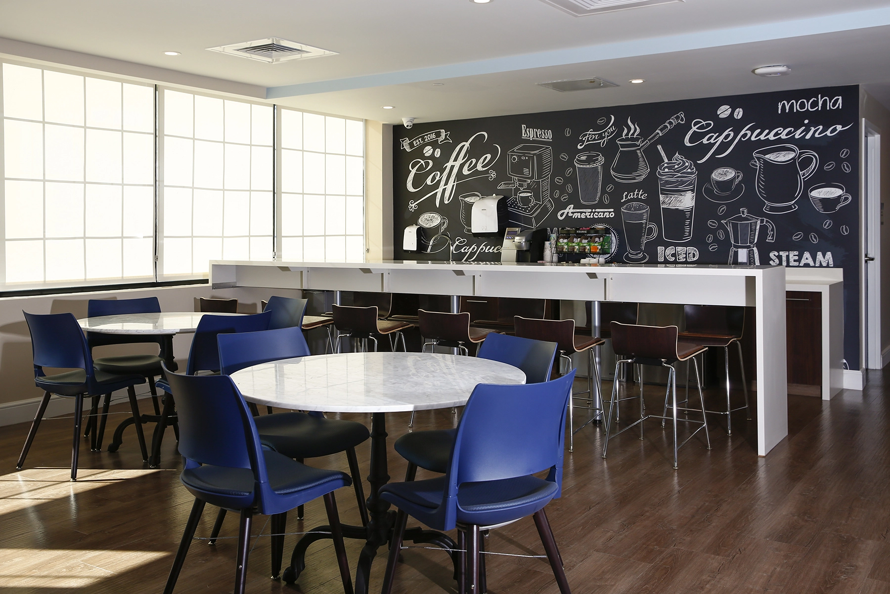 Modern caf&eacute; with seating and decor